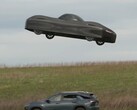 Une capture d'écran montre la Model A électrique d'Alef Aeronautics en train de planer au-dessus d'une autre voiture (Source : NBC News on YouTube)