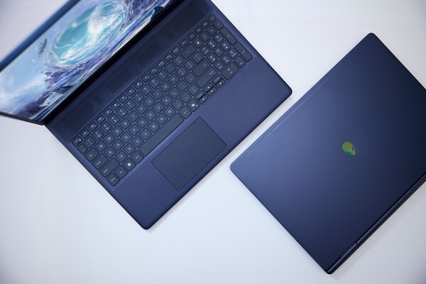 L'Alienware 16X Aurora possède un couvercle et un fond en aluminium anodisé avec un support pour l'ouverture d'une seule main.