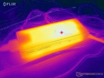 L'adaptateur secteur peut atteindre une température supérieure à 38 °C en cas de fonctionnement prolongé de charges exigeantes