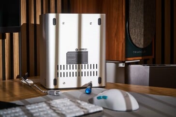 Pour remplacer les disques SSD M.2, vous devez desserrer quatre vis.