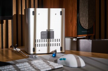 Pour remplacer les disques SSD M.2, vous devez desserrer quatre vis.