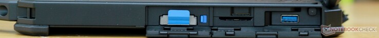 Côté droit : emplacement M.2, lecteur de carte SD, emplacement pour carte SIM, USB A 3.0.