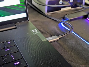 L'adaptateur secteur propriétaire de 330 W est toujours nécessaire pour jouer, car la charge USB-C est limitée à 100 W