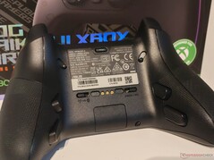 Il y a quatre boutons supplémentaires à l'arrière, et la course de la gâchette peut être raccourcie mécaniquement