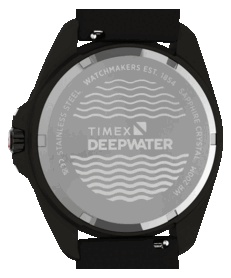 Gros plan du fond du boîtier de la Timex Deepwater Arctic 200, avec le logo Deepwater et un motif de vagues.