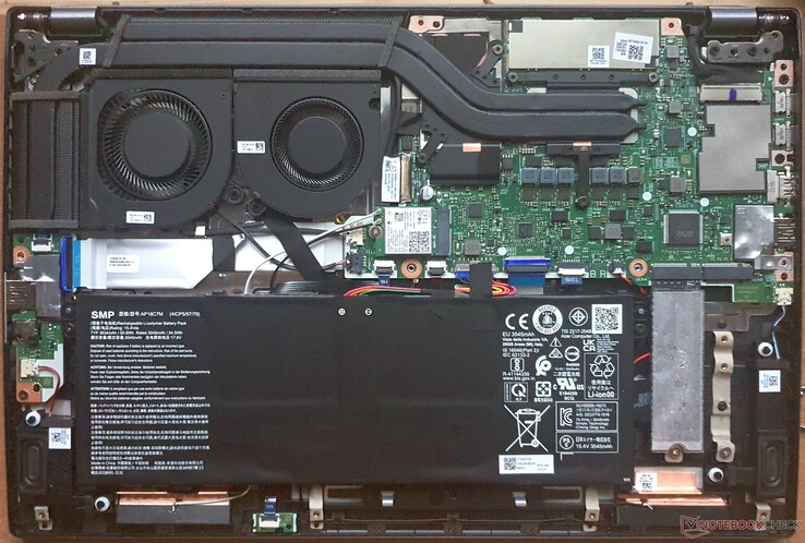 Deux slots M.2-2280 PCIe 4.0, batterie vissée, slot Intel AX211 (WiFi), mais RAM soudée