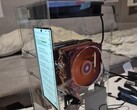 Cette modification absurde consistait à installer deux dissipateurs thermiques pour PC sur la carte mère d'un Nubia Z70 Ultra.
