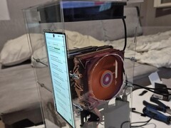 Cette modification absurde consistait à installer deux dissipateurs thermiques pour PC sur la carte mère d'un Nubia Z70 Ultra.