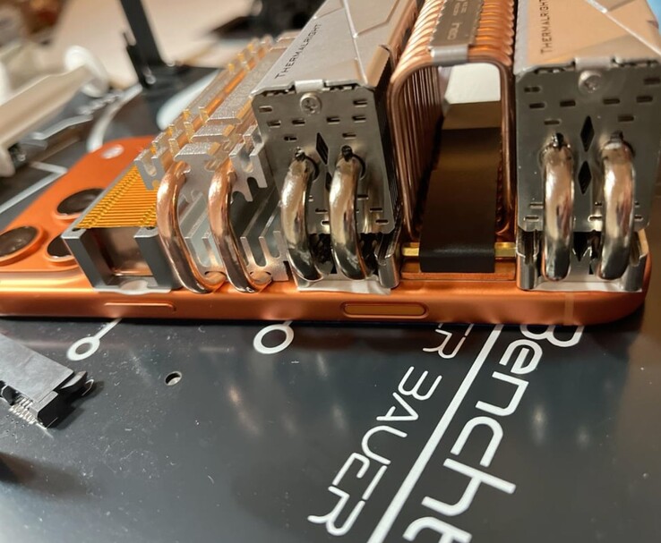 Vue latérale d'un iPhone 17 Pro Max avec de grands refroidisseurs SSD M.2 attachés (Image source : u/T-K-Tronix via r/iphone)