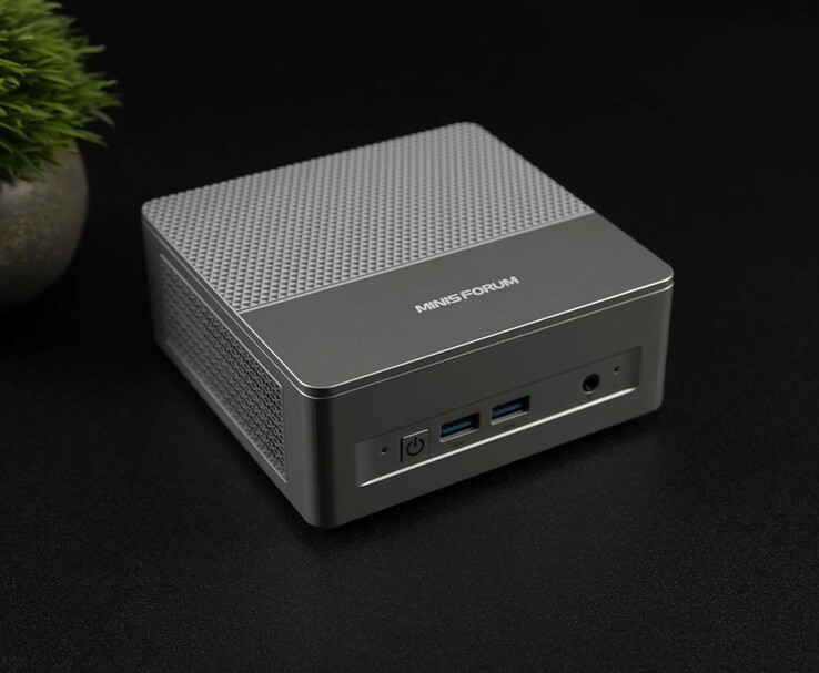 Le mini PC Minisforum X1 Lite est présenté de face, mettant en évidence son design compact et ses entrées/sorties frontales (Source de l'image : ETA Prime via YouTube)