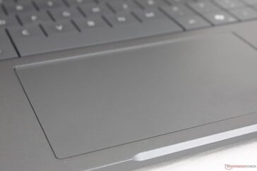 Le pavé tactile lisse est idéal pour le contrôle du curseur, mais certains préféreront un retour d'information plus ferme