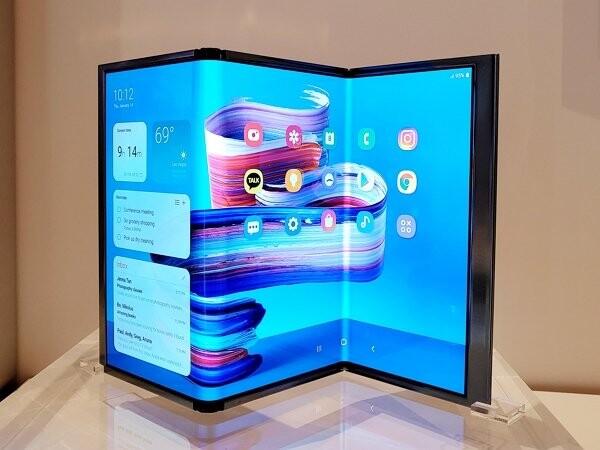 Le Samsung Display Flex S présente le même format que le Huawei Mate XT. (Source de l'image : The Korea Herald)