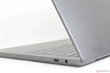 La surface lisse et mate de l'alliage d'aluminium peut être un aimant à empreintes digitales