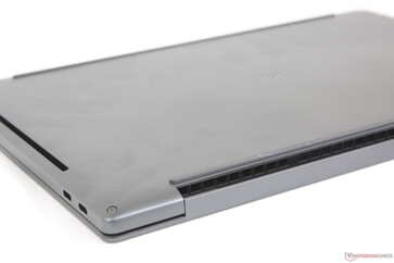 La carte mère est désormais accessible en retirant le plateau du clavier au lieu du panneau inférieur