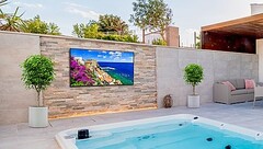 Le Neptune Full Sun Outdoor Smart TV. (Source : Peerless-AV)