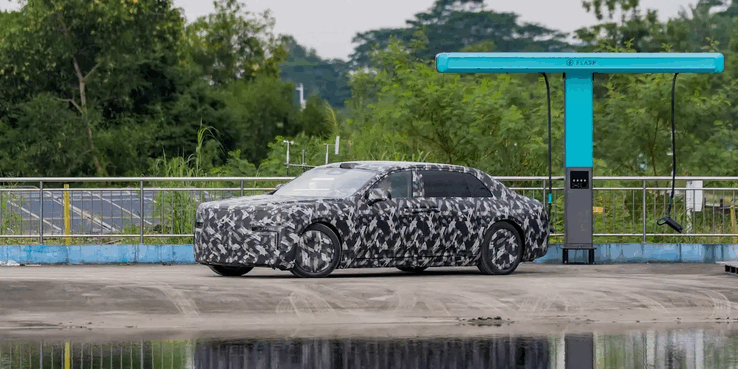 La berline Yangwang de BYD à une station de recharge BYD