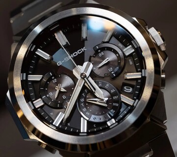 Gros plan sur la Casio G-Shock GST-W1000D-1A à cadran noir, montrant ses trois sous-cadrans, ses index luminescents, ses aiguilles facettées et sa lunette en acier inoxydable aux finitions variées.