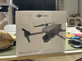 Le DJI Air 3 sera disponible avec les télécommandes RC 2 et RC-N2. (Source de l'image : @DealsDrone)