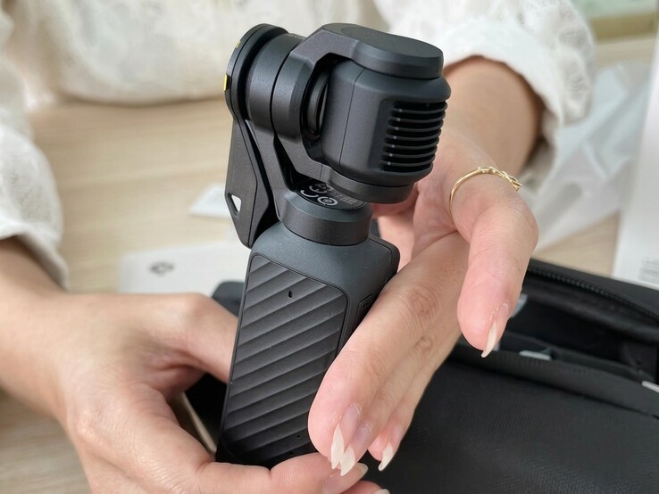 La DJI Osmo Pocket 4 est dotée d'un nouvel étui de protection plus petit.