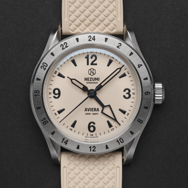 La montre Nezumi Aviera GMT est disponible avec un cadran blanc à éclairage intégral (Image source : Nezumi Studios)