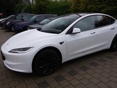 Une Tesla Model 3 Project Highland RWD blanche a été testée sur la Nürburgring Norschleife (Image : Misha Charoudin)