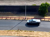 Des images du Cybertruck en train de subir des tests d'endurance de la batterie ont été diffusées en ligne, ce qui indique que Tesla se rapproche du lancement de son pick-up électrique. (Source de l'image : YouTube - édité) 