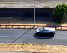 Des images du Cybertruck en train de subir des tests d'endurance de la batterie ont été diffusées en ligne, ce qui indique que Tesla se rapproche du lancement de son pick-up électrique. (Source de l'image : YouTube - édité) 