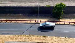 Des images du Cybertruck en train de subir des tests d'endurance de la batterie ont été diffusées en ligne, ce qui indique que Tesla se rapproche du lancement de son pick-up électrique. (Source de l'image : YouTube - édité)