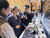 Lisa Su d'AMD utilisant le MINISFORUM V3 lors du récent AI PC Innovation Summit d'AMD. (Source de l'image : MINISFORUM)