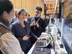 Lisa Su d&#039;AMD utilisant le MINISFORUM V3 lors du récent AI PC Innovation Summit d&#039;AMD. (Source de l&#039;image : MINISFORUM)