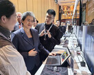 Lisa Su d'AMD utilisant le MINISFORUM V3 lors du récent AI PC Innovation Summit d'AMD. (Source de l'image : MINISFORUM)