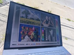 A l'extérieur, sous la lumière directe du soleil