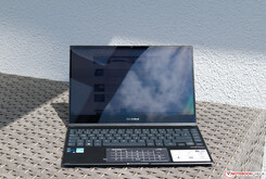 L'Asus ZenBook Flip 13 UX363 à la lumière du soleil