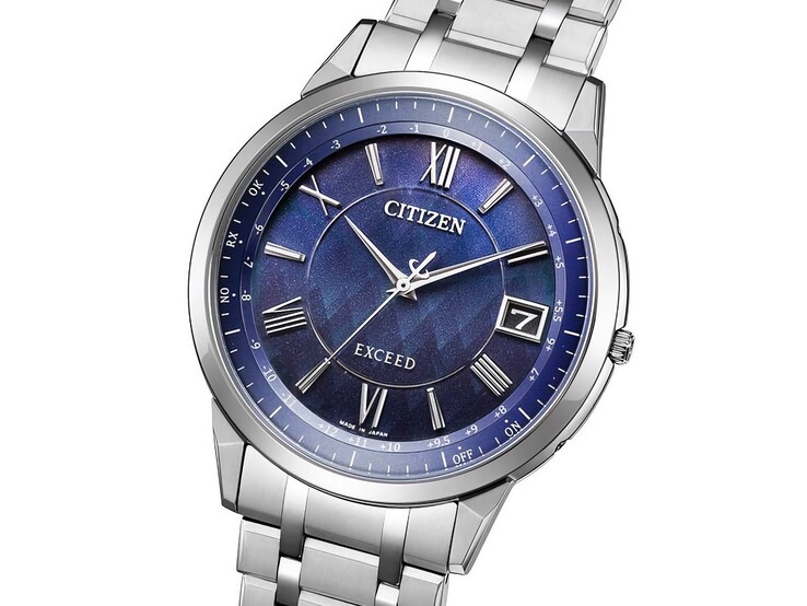 La montre Citizen Exceed « Morning in the Sacred Forest » Eco-Drive présente un cadran bleu profond au subtil motif inspiré de la forêt, des accents scintillants, des aiguilles et des index argentés, ainsi qu’un affichage de la date à 3 heures.