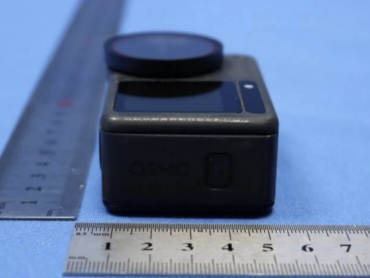 Un prototype DJI Osmo Action 6 de profil. (Source de l'image : FCC)