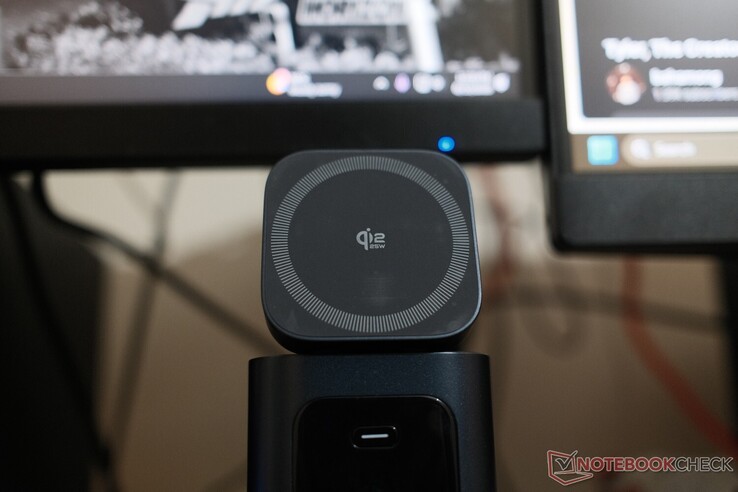 Le socle de recharge sans fil Qi 2.2 devient tiède au toucher après un certain temps d'utilisation, mais il ne devient jamais trop chaud.