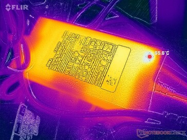 L'adaptateur CA peut devenir très chaud (plus de 65°C) lorsqu'il est soumis à des charges élevées