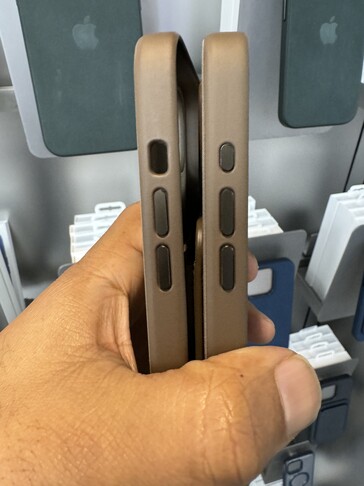 L'étui officiel de l'iPhone 15 Plus, à gauche (pour le bouton mute), l'étui de l'iPhone 15 Pro Max, à droite (pour le bouton Action). (Source : Notebookcheck)