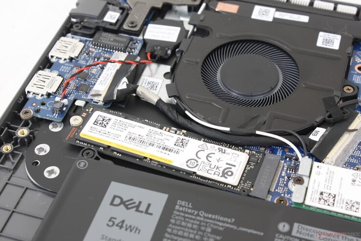 Le SSD M.2 unique n'a pas de répartiteur de chaleur pour faciliter le refroidissement. Les performances diminuent sous l'effet du stress, comme le montre le graphique ci-dessous