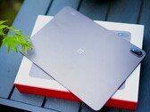 Malgré sa batterie de grande capacité, l'appareil reste fin — même si vous remarquerez une différence de poids par rapport à la OnePlus Pad 4.