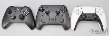 Contrôleur Xbox, Steam Controller et Sony DualSense côte à côte