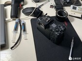 Un Canon EOS R5 avec de la pâte thermique. (Source : Baidu)