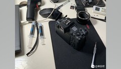 Un Canon EOS R5 avec de la pâte thermique. (Source : Baidu)