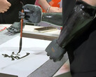 La main bionique de BrainCo en pleine action de calligraphie. (Source de l'image : SCMP)