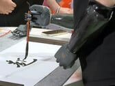 La main bionique de BrainCo en pleine action de calligraphie. (Source de l'image : SCMP)