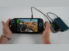 Le PC de jeu portable Lenovo Legion Go 2 fonctionnant avec God of War : Ragnarok, associé à un boîtier Adlink Pocket AI GPU et à une banque d'alimentation dans une configuration portable alimentée par batterie. (Source de l'image : ETA PRIME via YouTube)