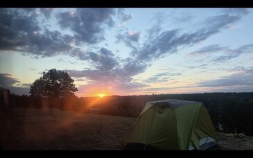 Objectif principal au lever du soleil, à contre-jour