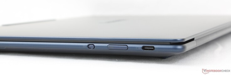 À droite : obturateur électronique de la webcam, bouton d'alimentation, port USB-C 4.0 avec DisplayPort 1.4 et Power Delivery