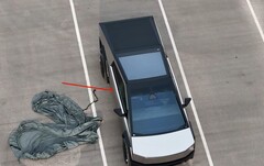 Cette unité de validation du Cybertruck semble présenter des problèmes d'alignement des portes qui, espérons-le, seront résolus d'ici à la production. (Source de l'image : Joe Tegtmeyer sur YouTube)