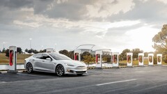 Certaines des plus grandes stations Supercharger bénéficieront de fonds publics (image : Tesla)